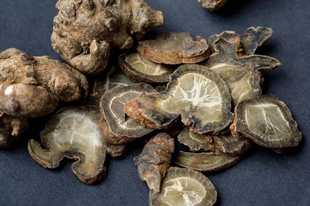 三七分生三七和熟三七,药店的三七粉和三七饮片均为生三七.