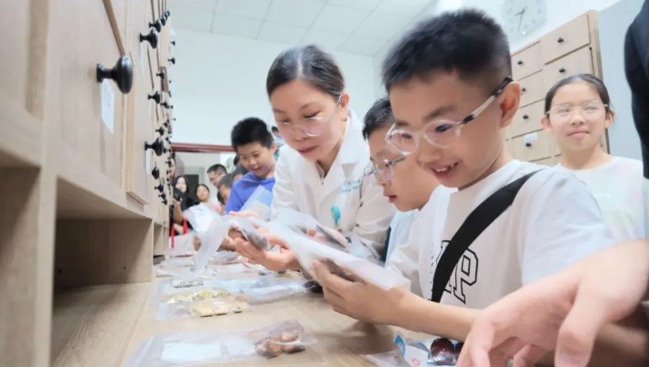 “安全用药，娃娃抓起”  —— 中山大学附属第三医院粤东医院举办药房开放日公益活动